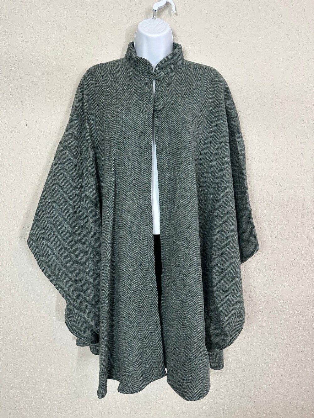 Texas Body Hangings Wool Blend Cape Poncho Herringbone Green Frog Closure Womens